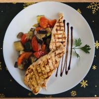 Un plato blanco de comida con carne y verduras. en Pensiunea Kalinder, en Buşteni