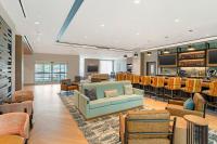 vestíbulo con sofá, sillas y bar en Cambria Hotel Fort Worth - Medical Center, en Fort Worth