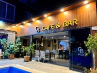 un restaurante con mesa y sillas frente a él en Cemal Bey Hotel, en Alanya