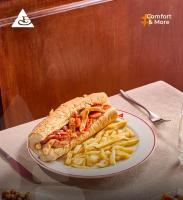 einen Teller mit einem Sandwich und Pommes auf dem Tisch in der Unterkunft Arafa Hotel - فندق عرفه الجديد in Tanta