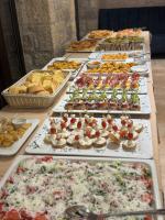 ein Tisch mit vielen verschiedenen Arten von Essen darauf in der Unterkunft Вила Вяра, Надежда, Любов in Neofit Rilski