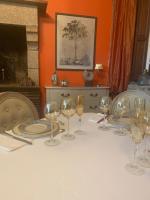 un tavolo con bicchieri da vino seduti sopra di La Meffrais 1741 - Manoir Élégant - B&B - Parking - 3 min de Dinan a Dinan