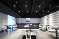 Un comedor con mesas y sillas blancas. en Atour Light Hotel Shanghai Minhang Jingxi Road, en Shanghái