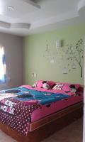 Postel nebo postele na pokoji v ubytování สิชล บ้านอุ๊ รีสอร์ท