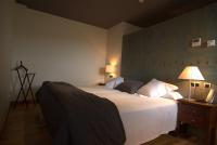A bed or beds in a room at Hotel Boutique El Convento de Mave