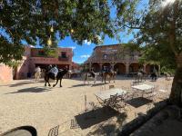 un gruppo di persone che cavalcano in un cortile di Tipi Indien insolite au Far west a Grimaud