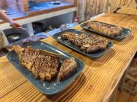 tre piatti di cibo su un tavolo di legno di Tipi Indien insolite au Far west a Grimaud