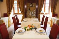 un comedor con 2 mesas con platos de comida en San Pietro Sopra Le Acque Resort & Spa, en Massa Martana