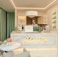 Eine Frau steht hinter dem Tresen eines Kosmetikgeschäfts. in der Unterkunft Brada Collection Stays in Guadalajara