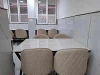 een vergaderruimte met een witte tafel en stoelen bij Hotel Kamla Palace in Vrindāvan