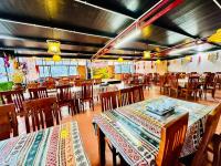 une salle à manger avec des tables et des chaises dans un restaurant dans l'établissement DH Sapa Hotel & Travel, à Sa Pa