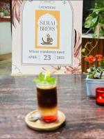 een drankje op een onderzetter op een tafel met een bordje bij Hotel Vimal Heritage in Jaipur