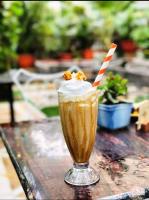 een milkshake bovenop een tafel bij Hotel Vimal Heritage in Jaipur