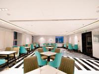 ein Esszimmer mit Tischen und Stühlen in der Unterkunft Manyueju Hotel 