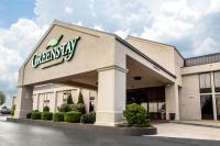 una tienda de comestibles con un cartel verde en la fachada en Greenstay Hotel &amp; Suites Central, en Springfield