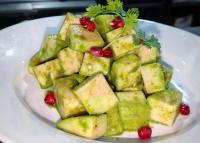 Hotel Lenexa by Bestinn Leisure في بانغالور: طبق أبيض عليه كومة من التوفو والتوت البري