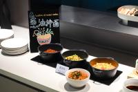 ein Buffet mit vier Schüsseln Essen auf der Theke in der Unterkunft Atour Hotel Shanghai Wujiaochang Huangxing Road Subway Station in Shanghai