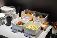 ein Buffet mit Schüsseln voller Essen auf einem Tisch in der Unterkunft Atour Hotel Shanghai Wujiaochang Huangxing Road Subway Station in Shanghai