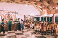 een groep mensen die in een restaurant staan bij Cuc Phuong Tropical Retreat Ninh Binh in Ninh Binh