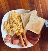 ein Teller mit Frühstücksspeisen, Toast und anderen Frühstücksgerichten in der Unterkunft Star Garden Home in Ko Jum