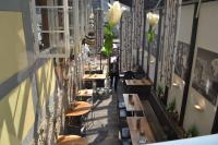 um restaurante com mesas e flores na parede em RaumAusbeute Design Apartment Hoher Priester em Detmold