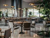 een restaurant met tafels en stoelen in een kamer bij Villa Petz in Brežice