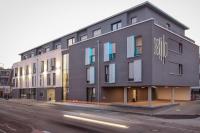 un edificio al costado de una calle en Design &amp; Lifestyle Hotel Estilo, en Aalen