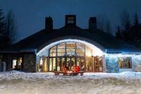 um grupo de pessoas sentadas em frente a um prédio na neve em 31 GlenEagle em Whistler