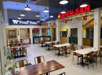 une salle à manger avec des tables et des chaises dans un restaurant dans l'établissement Wesfame Suites, à Manille