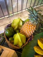 una cesta de fruta con piña y plátanos en Ayurveda Spring Of Life Resort, en Piliyandala