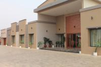 una fila de casas con plantas delante de ellas en Hotel Moon Palace Kolwezi, en Kolwezi
