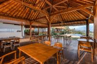 En restaurant eller et andet spisested på Seraya Cove Estate managed by Manara