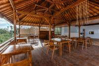 En restaurant eller et andet spisested på Seraya Cove Estate managed by Manara