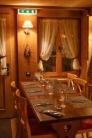 een lange houten tafel met wijnglazen erop bij hotel de ville de Rossinière in Rossinière