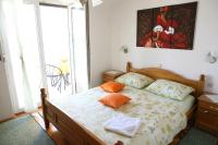1 dormitorio con 1 cama con 2 almohadas en Bonacic Palace, en Slatine