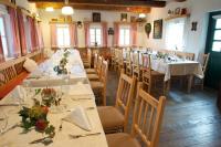 Reštaurácia alebo iné gastronomické zariadenie v ubytovaní Wirtshaus Jagawirt
