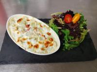 un plato de comida con ensalada y un plato de comida en Hôtel Rose des Vents, en Baix