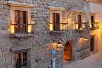 un edificio de ladrillo con una puerta y balcones. en Palacio Carvajal Girón, en Plasencia