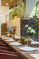 einem langen Tisch mit Tellern und Früchten darauf in der Unterkunft Clarence Retreat Goa in Parra