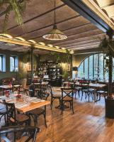 Un restaurante con mesas y sillas en una sala. en Château Les Carrasses, en Capestang