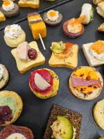 een heleboel verschillende soorten brood op een tafel bij Hostelleire du couvent in Vaylats