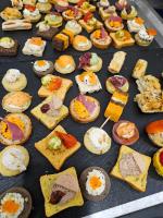 een weergave van verschillende soorten voedsel op een tafel bij Hostelleire du couvent in Vaylats