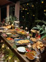 un buffet proposant de nombreux types de plats différents dans l'établissement Don Pascual, à Rio de Janeiro