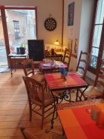 een restaurant met tafels en stoelen in een kamer bij La Cardabelle in Moulinet