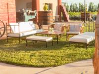 een groep stoelen en een tafel op een gazon bij Bodega Iaccarini Wine Lodge by BT Homes in San Rafael