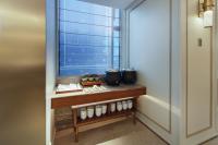 ein Zimmer mit Fenster und einem Regal mit Töpfen in der Unterkunft Mercure Xiamen Science City in Xiamen