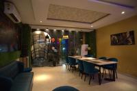 Hotel Sonali Golden Palace في بوهفانيشفار: غرفة طعام بها طاولة وكراسي