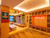 een kamer met houten wanden en houten vloeren bij The Hosteller Mcleodganj in McLeod Ganj