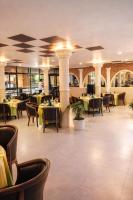 een eetkamer met tafels en stoelen in een restaurant bij Hôtel Santa Lucia in Yaoundé