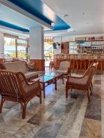 una hall con sedie e un bar in un ristorante di Çidihan HOTEL a Kusadası